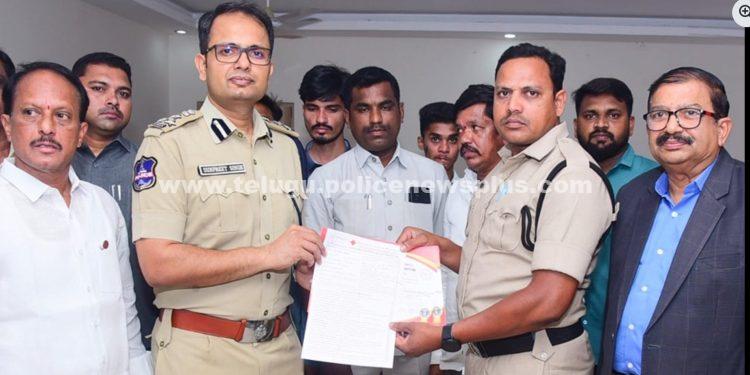 రక్తదాన సేవలకు విశిష్ట సేవలందించిన కానిస్టేబుళ్లను వరంగల్ సీపీ సత్కరించారు